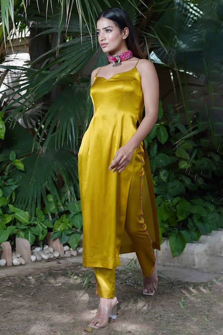 Shop Ekavira Yellow Maheshwari, Silk Embroidery, Lace Sunheri Kurta Set With Thread Dupatta Online at Aza Fashions Shop_Ekavira_Yellow Maheshwari, Silk Embroidery, Lace Sunheri Kurta Set With Thread Dupatta _Online_at_Aza_Fashions