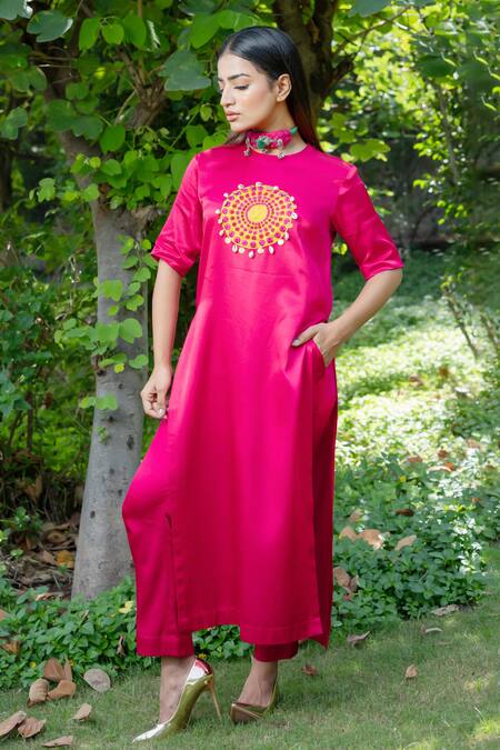 Ekavira_Pink Chanderi, Silk Embroidery Round Neck Gulab Patch Kurta Set _Online_at_Aza_Fashions