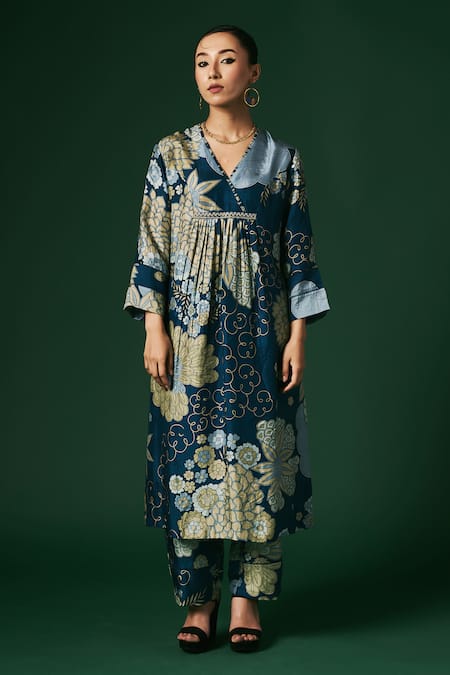 Arte-Alter_Blue Silk Embroidery V-neck Hyacinth Floral Hand Print Kurta And Pant Set _Online_at_Aza_Fashions