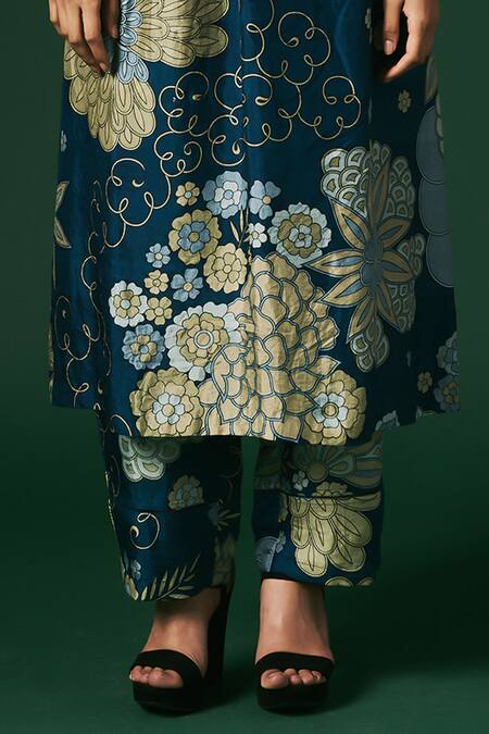 Buy_Arte-Alter_Blue Silk Embroidery V-neck Hyacinth Floral Hand Print Kurta And Pant Set _Online_at_Aza_Fashions