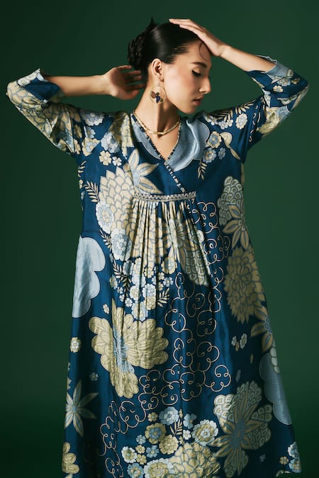 Arte-Alter_Blue Silk Embroidery V-neck Hyacinth Floral Hand Print Kurta And Pant Set _at_Aza_Fashions