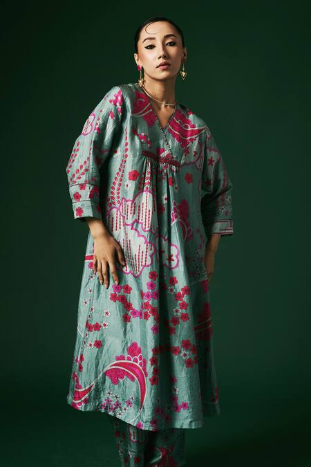 Arte-Alter_Green Silk Embroidery V-neck Jasmine Printed Kurta And Pant Set _at_Aza_Fashions
