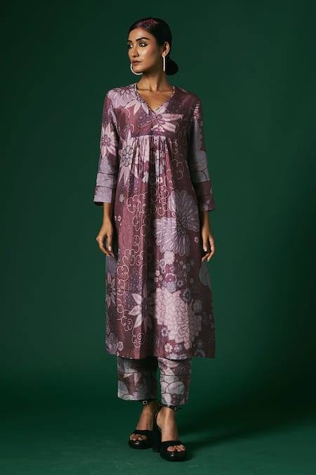 Arte-Alter_Purple Silk Embroidery V-neck Mahonia Printed Kurta And Pant Set _Online_at_Aza_Fashions