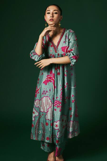 Arte-Alter_Green Silk Embroidery V-neck Primrose Printed Kurta And Pant Set _Online_at_Aza_Fashions