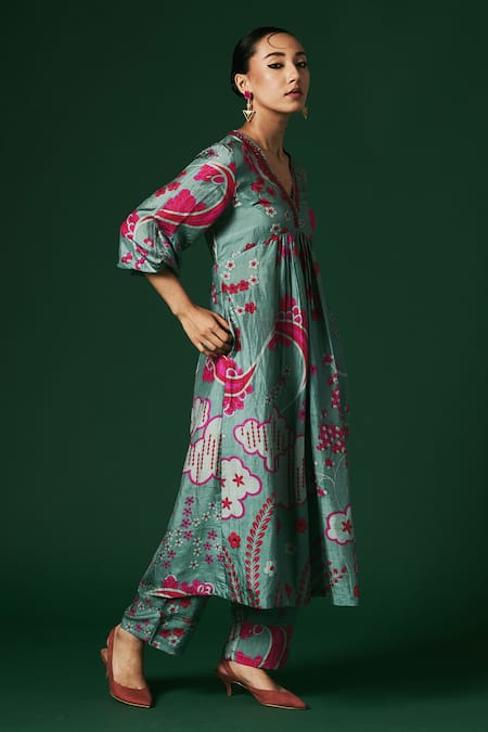 Arte-Alter_Green Silk Embroidery V-neck Primrose Printed Kurta And Pant Set _at_Aza_Fashions