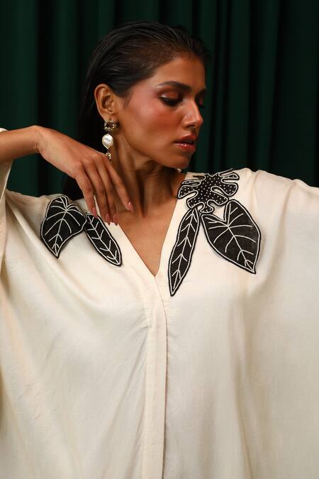 Vanshika Agarwal Label_Black Brs, Lining Taffeta V Dakota Colocasia Applique Ombre Kaftan _at_Aza_Fashions