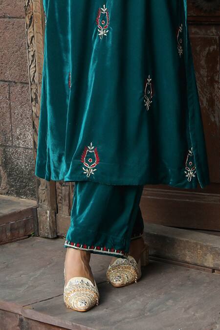 House Of Chikankari_Green Velvet Hand Embroidery Chikankari Work Straight Kurta And Pant Set _Online_at_Aza_Fashions