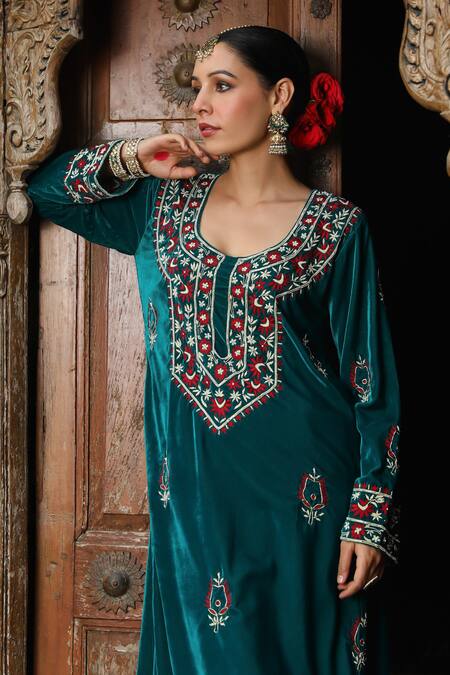 Shop_House Of Chikankari_Green Velvet Hand Embroidery Chikankari Work Straight Kurta And Pant Set _Online_at_Aza_Fashions