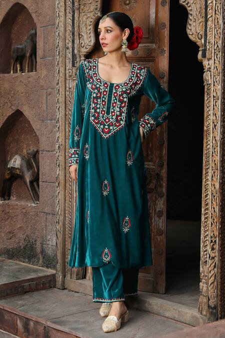 House Of Chikankari_Green Velvet Hand Embroidery Chikankari Work Straight Kurta And Pant Set _at_Aza_Fashions
