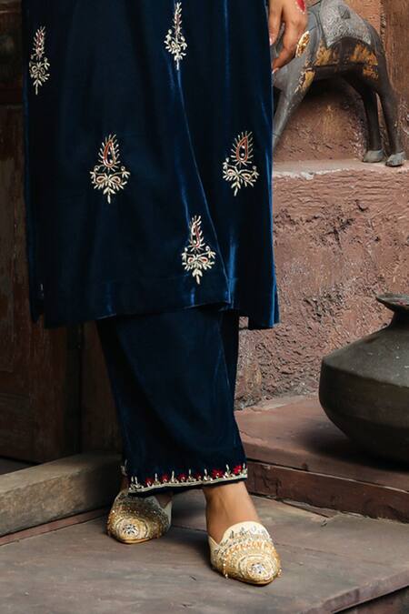 House Of Chikankari_Blue Velvet Hand Embroidery Chikankari Round Work Kurta And Pant Set _Online_at_Aza_Fashions