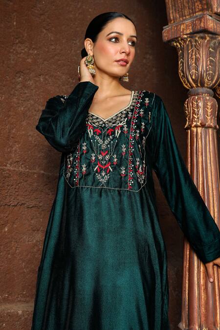 Buy_House Of Chikankari_Green Velvet Hand Embroidery Chikankari Leaf Yoke Kurta And Pant Set _Online_at_Aza_Fashions