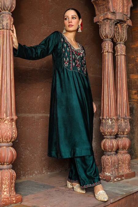 House Of Chikankari_Green Velvet Hand Embroidery Chikankari Leaf Yoke Kurta And Pant Set _at_Aza_Fashions