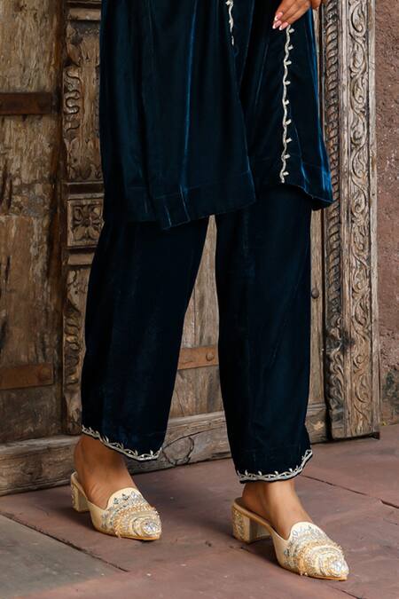 House Of Chikankari_Blue Velvet Embroidery V-neck Thread Straight Kurta And Pant Set_Online_at_Aza_Fashions