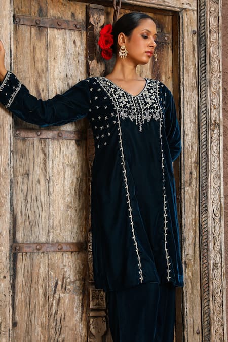 Buy_House Of Chikankari_Blue Velvet Embroidery V-neck Thread Straight Kurta And Pant Set_Online_at_Aza_Fashions