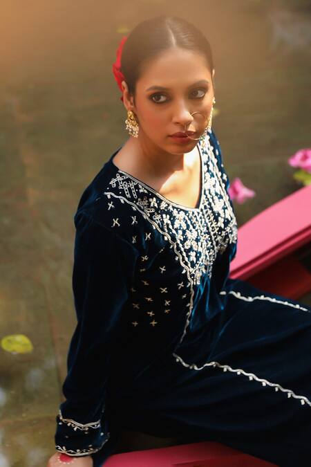 Shop_House Of Chikankari_Blue Velvet Embroidery V-neck Thread Straight Kurta And Pant Set_Online_at_Aza_Fashions