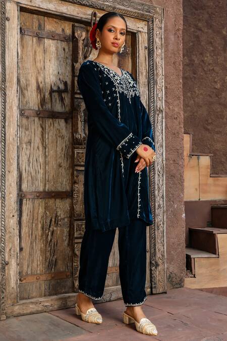 Buy_House Of Chikankari_Blue Velvet Embroidery V-neck Thread Straight Kurta And Pant Set