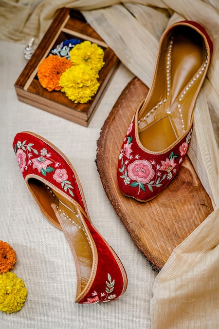 NR BY NIDHI RATHI Maroon Floral Embroidered Juttis 