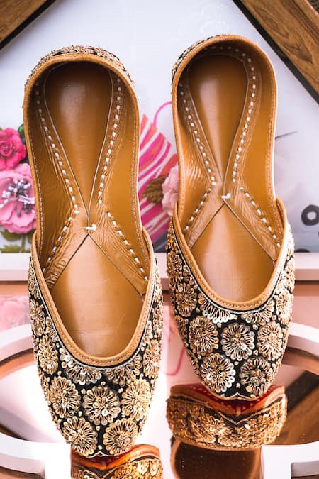 NR BY NIDHI RATHI Black Zari And Sequin Embroidery Floral & Juttis