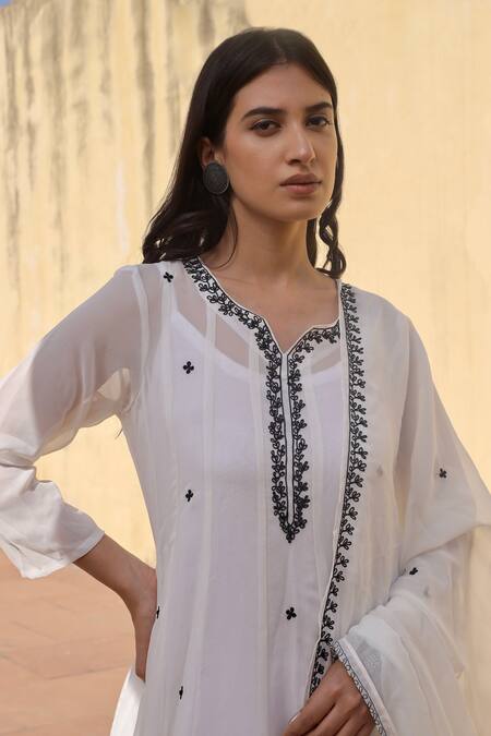 Asrumo_White Georgette Hand Embroidered Aari Work Anarkali Notched Round Neck Pant Set _Online_at_Aza_Fashions