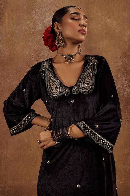 Roze_Black Lycra, Velvet, Organza Embroidery V-neck Razia Hand Kurta Set _Online_at_Aza_Fashions