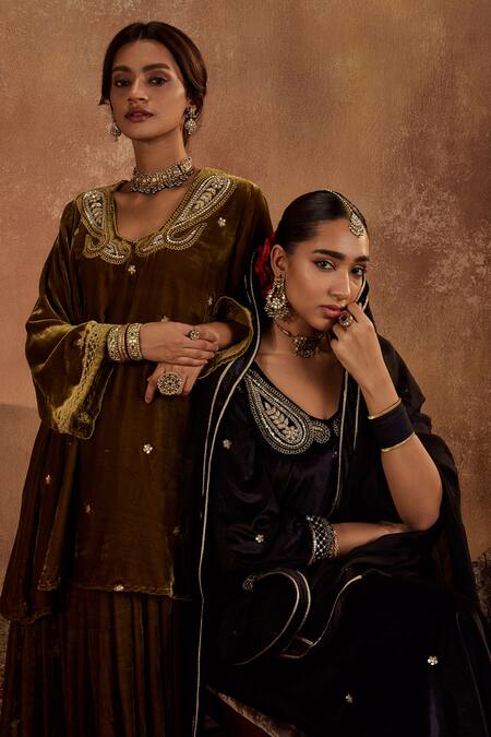 Roze_Black Lycra, Velvet, Organza Embroidery V-neck Razia Hand Kurta Set _at_Aza_Fashions