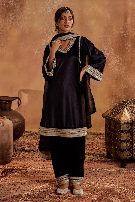 Roze Black Kurta And Flared Pant Lycra Velvet Embroidery Lace V Aayat Set 