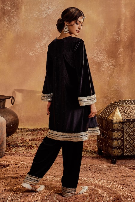 Shop Roze Black Lycra, Velvet, Organza Lace, Embroidery V-neck Aayat Kurta Set at Aza Fashions Shop_Roze_Black Lycra, Velvet, Organza Lace, Embroidery V-neck Aayat Kurta Set _at_Aza_Fashions