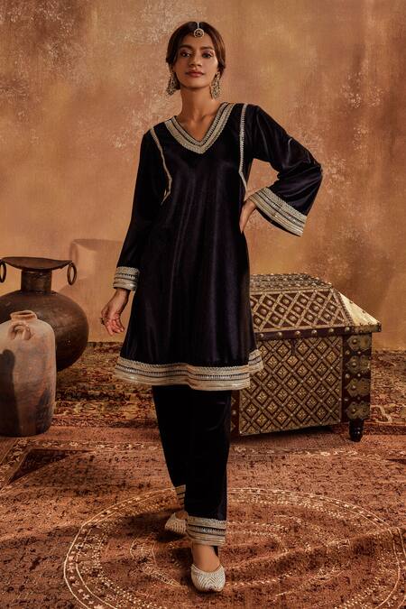 Roze Black Lycra, Velvet, Organza Lace, Embroidery V-neck Aayat Kurta Set Online at Aza Fashions Roze_Black Lycra, Velvet, Organza Lace, Embroidery V-neck Aayat Kurta Set _Online_at_Aza_Fashions