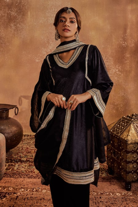 Shop Roze Black Lycra, Velvet, Organza Lace, Embroidery V-neck Aayat Kurta Set Online at Aza Fashions Shop_Roze_Black Lycra, Velvet, Organza Lace, Embroidery V-neck Aayat Kurta Set _Online_at_Aza_Fashions