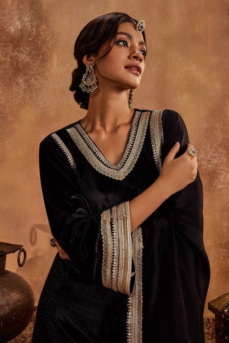 Roze Black Lycra, Velvet, Organza Lace, Embroidery V-neck Aayat Kurta Set at Aza Fashions Roze_Black Lycra, Velvet, Organza Lace, Embroidery V-neck Aayat Kurta Set _at_Aza_Fashions