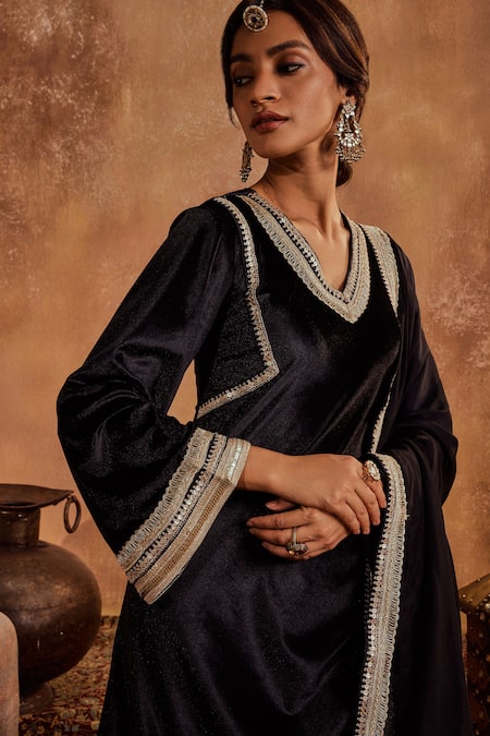 Buy Roze Black Lycra, Velvet, Organza Lace, Embroidery V-neck Aayat Kurta Set Buy_Roze_Black Lycra, Velvet, Organza Lace, Embroidery V-neck Aayat Kurta Set