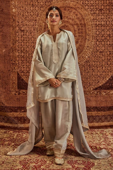 Roze Grey Organza Lace V-neck Nadia Tikki Embellished Kurta Pant Set Online at Aza Fashions Roze_Grey Organza Lace V-neck Nadia Tikki Embellished Kurta Pant Set _Online_at_Aza_Fashions