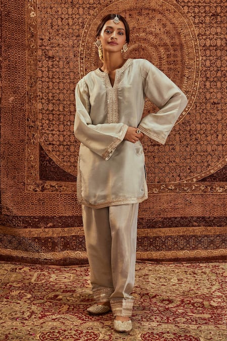 Buy Roze Grey Organza Lace V-neck Nadia Tikki Embellished Kurta Pant Set Online at Aza Fashions Buy_Roze_Grey Organza Lace V-neck Nadia Tikki Embellished Kurta Pant Set _Online_at_Aza_Fashions