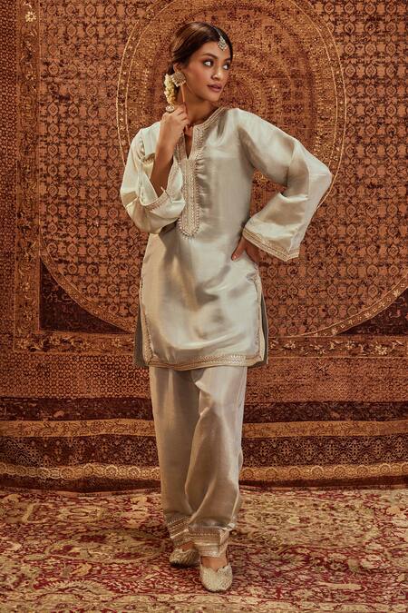 Shop Roze Grey Organza Lace V-neck Nadia Tikki Embellished Kurta Pant Set Online at Aza Fashions Shop_Roze_Grey Organza Lace V-neck Nadia Tikki Embellished Kurta Pant Set _Online_at_Aza_Fashions