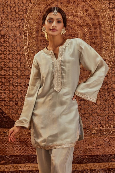 Roze Grey Organza Lace V-neck Nadia Tikki Embellished Kurta Pant Set at Aza Fashions Roze_Grey Organza Lace V-neck Nadia Tikki Embellished Kurta Pant Set _at_Aza_Fashions