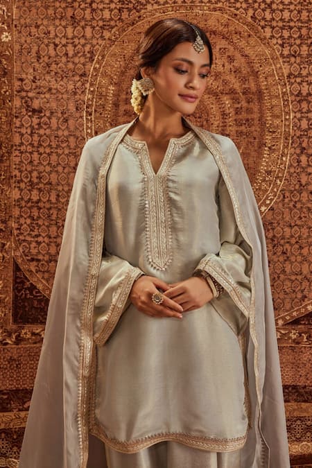 Buy Roze Grey Organza Lace V-neck Nadia Tikki Embellished Kurta Pant Set Buy_Roze_Grey Organza Lace V-neck Nadia Tikki Embellished Kurta Pant Set