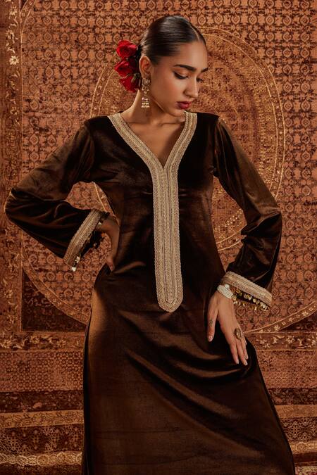 Buy_Roze_Brown Tissue, Silk Embroidery, Lace V-neck Nargis Work Kurta With Pant _Online_at_Aza_Fashions
