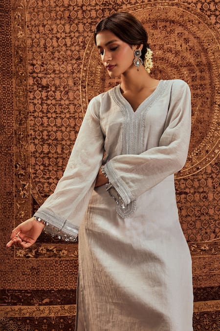 Roze_Silver Tissue Lace V-neck Nargis Embroidered Kurta With Pant _at_Aza_Fashions
