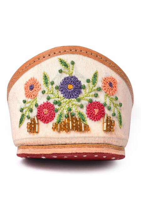 LA Fiza White Hasrat Hand Embroidered Juttis Online at Aza Fashions LA Fiza_White Hasrat Hand Embroidered Juttis_Online_at_Aza_Fashions