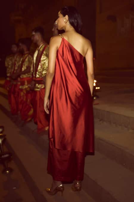 Shop Dash And Dot Red Polyester Chains Asymmetric One Shoulder Top With Wide Legged Pant at Aza Fashions Shop_Dash And Dot_Red Polyester Chains Asymmetric One Shoulder Top With Wide Legged Pant _at_Aza_Fashions