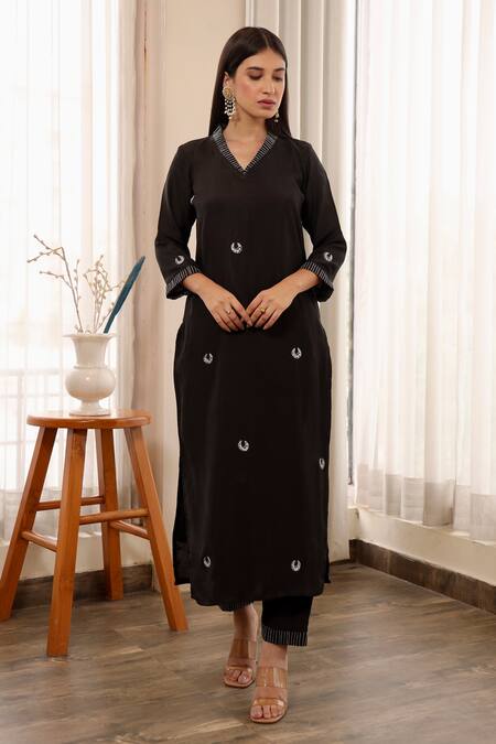 Buy_ASRUMO_Black Muslin, Organza, Cotton Embroidery V-neck Straight Kurta Pant Set_Online_at_Aza_Fashions