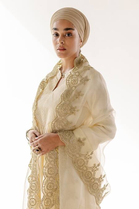 Ridhimaa Gupta_Ivory Viscose, Organza, Cotton, Zari Mandarin Gumaan Pintuck Kurta Set _Online_at_Aza_Fashions