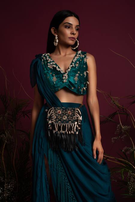 tara thakur_Green Georgette Embroidery V-neck Solid Pre Draped Saree With Blouse _Online_at_Aza_Fashions