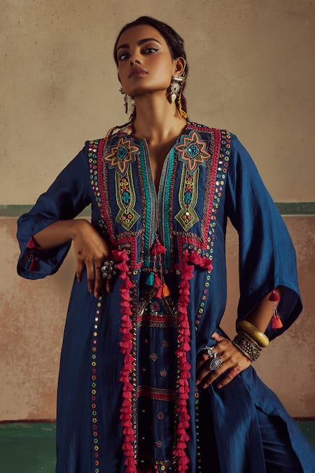 Zariya The Label Jhola Boho Tassels Embellished Kurta With Pant 