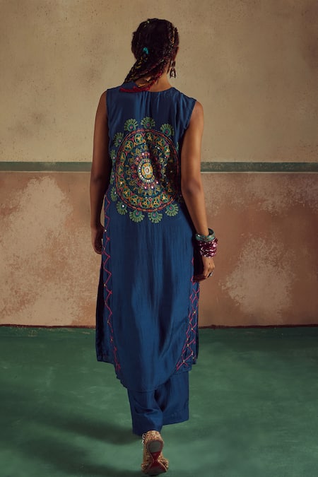 Zariya The Label Boho Sheesha Jaal Embroidered Kurta Pant Set 