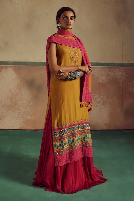 Zariya The Label Mirror Waves Embroidered Kurta Lehenga Set 