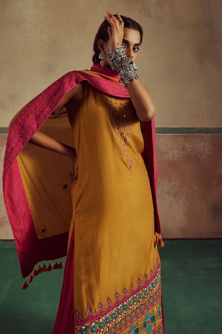 Buy_Zariya The Label_Yellow Bamboo, Cotton, Silk Embroidery, Mirrors Round Waves Kurta Lehenga Set _Online_at_Aza_Fashions