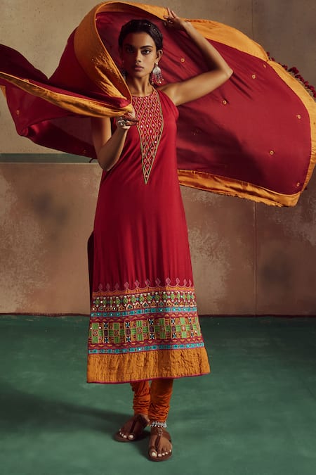 Zariya The Label Sheesha Wave Embroidered Kurta Set 