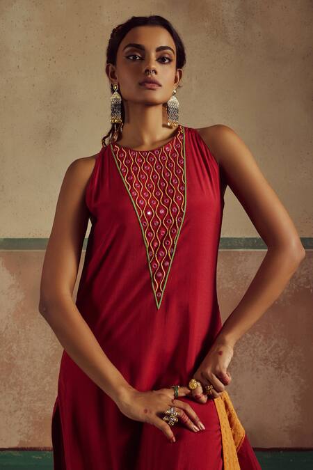 Zariya The Label_Red Bamboo, Lycra Mirrors, Embroidery, Sequins Halter Sheesha Wave Kurta Set _Online_at_Aza_Fashions