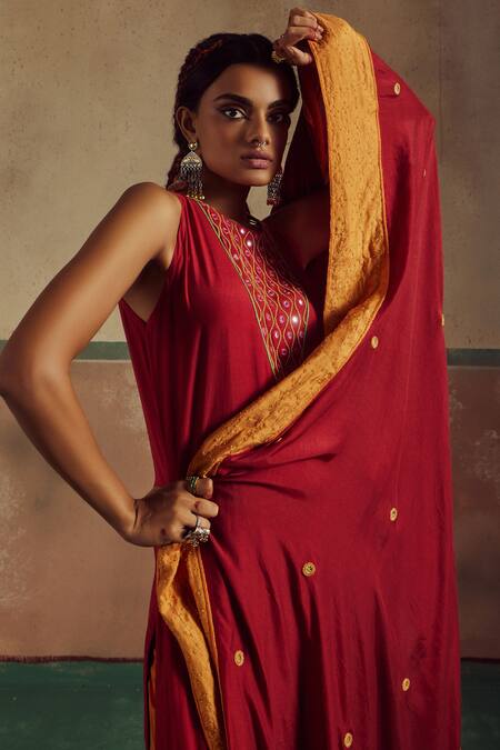 Buy_Zariya The Label_Red Bamboo, Lycra Mirrors, Embroidery, Sequins Halter Sheesha Wave Kurta Set _Online_at_Aza_Fashions